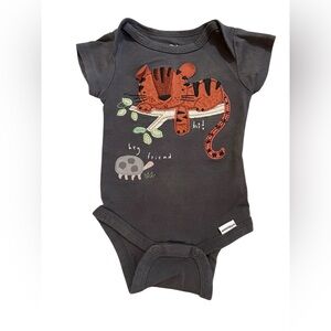 ⭐️$2 when bundled⭐️ 0-3M Gerber Baby Tiger and Turtle Onesie